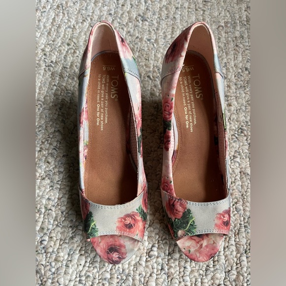EUC Toms floral wedge sandal - Picture 2 of 4